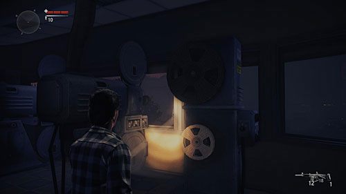 Przejdź do pomieszczenia z projektorem i umocuj szpulę z filmem w odpowiednim miejscu - Akt 3 - United | Akt 3 | Alan Wakes American Nightmare - Alan Wakes American Nightmare - poradnik do gry