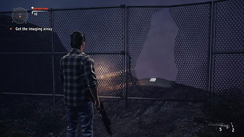 Po zabraniu z bagażnika samochodu aparatu, przejdź na przód pojazdu, a zobaczysz dziurę w ogrodzeniu - Akt II - Progress | Strony manuskryptu | Alan Wakes American Nightmare - Alan Wakes American Nightmare - poradnik do gry