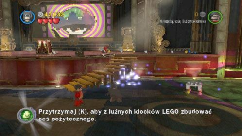 Po uzyskaniu kontroli nad bohaterem rozpraw się z okolicznymi przeciwnikami w lokacji (warto też przejść się wzdłuż widowni na dole, ponieważ znajdziesz tam kilka fioletowych monet do zebrania) - Na deskach teatru | Opis przejścia LEGO Batman 2 DC Super Heroes - LEGO Batman 2: DC Super Heroes - poradnik do gry