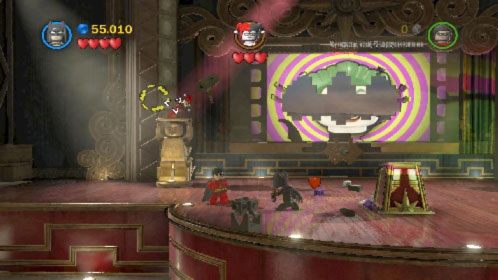 Wejdź po nich na górę i zacznij walkę z Harley Quinn - Na deskach teatru | Opis przejścia LEGO Batman 2 DC Super Heroes - LEGO Batman 2: DC Super Heroes - poradnik do gry