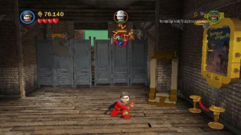 W kolejnym pomieszczeniu użyj linki na jednym z dwóch uchwytów podwieszonych pod sufit, następnie zmień postać (klawisz U) i Robinem zrób to samo z drugim uchwytem (obrazek) - Na deskach teatru | Opis przejścia LEGO Batman 2 DC Super Heroes - LEGO Batman 2: DC Super Heroes - poradnik do gry