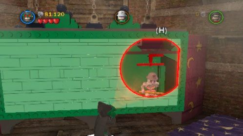 W kolejnym pomieszczeniu podejdź Batmanem do zielonym ściany i wciśnij K, dzięki czemu będziesz w stanie patrzeć przez ścianę - Na deskach teatru | Opis przejścia LEGO Batman 2 DC Super Heroes - LEGO Batman 2: DC Super Heroes - poradnik do gry