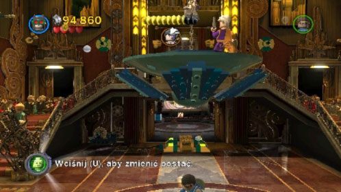 Następnie przeskakuj na kolejne drążki z prawej, aż dotrzesz na wyższe piętro, gdzie zaatakuje cię Dwie Twarze - Na deskach teatru | Opis przejścia LEGO Batman 2 DC Super Heroes - LEGO Batman 2: DC Super Heroes - poradnik do gry