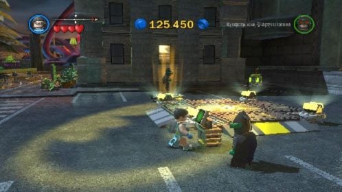 Z klocków, które rozsypią się na ziemi stwórz terminal obsługujący lądowisko (obrazek) i skorzystaj z niego, aby przyzwać śmigłowiec - Współudział - prolog | Opis przejścia LEGO Batman 2 DC Super Heroes - LEGO Batman 2: DC Super Heroes - poradnik do gry