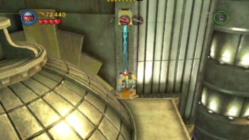 W kolejnej lokacji strzel Batmanem w srebrny klocek i użyj magnezu na pieczęci w górze (obrazek) - Współudział | Opis przejścia LEGO Batman 2 DC Super Heroes - LEGO Batman 2: DC Super Heroes - poradnik do gry