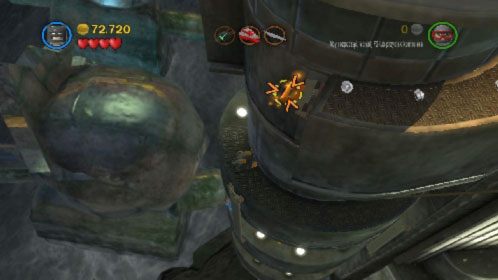 Użyj linki, aby dostać się wyżej (obrazek) i zacznij kierować się w prawo rozprawiając się z przeciwnikami - Współudział | Opis przejścia LEGO Batman 2 DC Super Heroes - LEGO Batman 2: DC Super Heroes - poradnik do gry