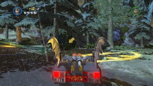 Kiedy dotrzesz do śladu nietoperza na ziemi (obrazek) opuść pojazd i skorzystaj z panelu przy drzewach - Awantura w Arkham - prolog | Opis przejścia LEGO Batman 2 DC Super Heroes - LEGO Batman 2: DC Super Heroes - poradnik do gry