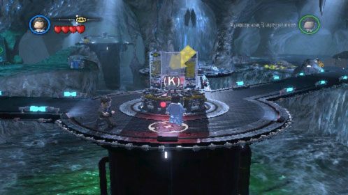 Po przebraniu się wróć do centralnego podestu i skorzystaj z panelu, który się wysunie (obrazek) - Awantura w Arkham - prolog | Opis przejścia LEGO Batman 2 DC Super Heroes - LEGO Batman 2: DC Super Heroes - poradnik do gry