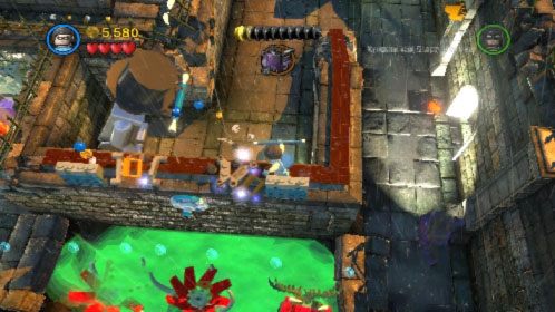 Skieruj się w górę, wejdź na murek i zbuduj z klocków dwa uchwyty (obrazek), dzięki którym dotrze tutaj również Batman - Awantura w Arkham | Opis przejścia LEGO Batman 2 DC Super Heroes - LEGO Batman 2: DC Super Heroes - poradnik do gry