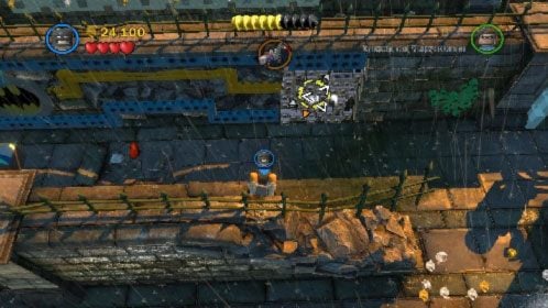 Zacznij kierować się na górę i zniszcz ładunkiem wybuchowym duży posąg stojący na murze z prawej - Awantura w Arkham | Opis przejścia LEGO Batman 2 DC Super Heroes - LEGO Batman 2: DC Super Heroes - poradnik do gry