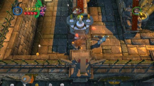 Przejdź do kolejnej sekcji labiryntu, gdzie będziesz musiał rozprawić się z Banem - Awantura w Arkham | Opis przejścia LEGO Batman 2 DC Super Heroes - LEGO Batman 2: DC Super Heroes - poradnik do gry