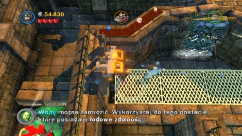 Teraz przejdź po kratach w lewo i przesuń na dół dwa uchwyty (obrazek), co spowoduje, że woda wyrzuci z prawej strony podest z zimowym kostiumem dla Robina - Awantura w Arkham | Opis przejścia LEGO Batman 2 DC Super Heroes - LEGO Batman 2: DC Super Heroes - poradnik do gry