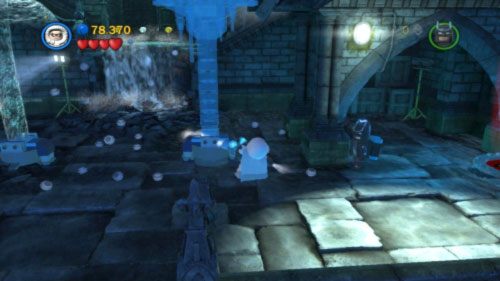 Przejdź do pomieszczenia z prawej i rozbij dwa zawory - Misja w Arkham | Opis przejścia LEGO Batman 2 DC Super Heroes - LEGO Batman 2: DC Super Heroes - poradnik do gry
