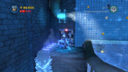 Przejdź Robinem przez lodowy strumień z rury, po czym przekręć obrotowy mechanizm (musisz pchać zielony klocek), co umożliwi dołączenie do ciebie Batmanowi - Misja w Arkham | Opis przejścia LEGO Batman 2 DC Super Heroes - LEGO Batman 2: DC Super Heroes - poradnik do gry