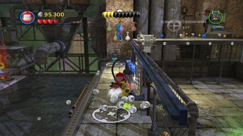 Kiedy kwas w basenie z prawej zamieni się w wodę wskocz do niej i wskocz po elektrycznych barierkach z prawej na górę (możesz to uczynić Batmanem) - Przepis na katastrofę | Opis przejścia LEGO Batman 2 DC Super Heroes - LEGO Batman 2: DC Super Heroes - poradnik do gry