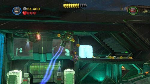 Podejdź do prawej krawędzi platformy i strzel linką w uchwyt znajdujący się na górze elektrycznego strumienia (obrazek) - Chemiczny ślad | Opis przejścia LEGO Batman 2 DC Super Heroes - LEGO Batman 2: DC Super Heroes - poradnik do gry