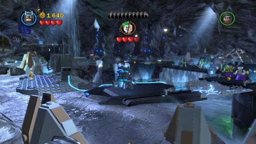 Kiedy pojazd zostanie zniszczony zbuduj z klocków podest i przebierz Batmana w kostium izolowany - Nieproszeni goście | Opis przejścia LEGO Batman 2 DC Super Heroes - LEGO Batman 2: DC Super Heroes - poradnik do gry