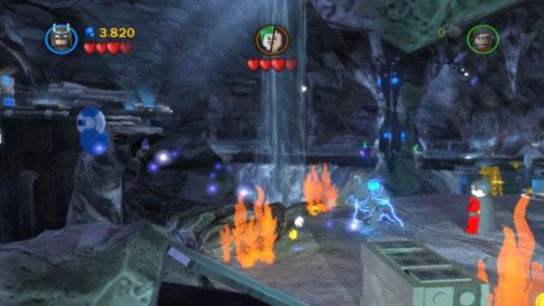 Po krótkiej animacji z Jokerem skieruj się w lewo, zbuduj z klocków otwór na drążek, a potem użyj Robina, aby przenieść się na wysepkę z lewej - Nieproszeni goście | Opis przejścia LEGO Batman 2 DC Super Heroes - LEGO Batman 2: DC Super Heroes - poradnik do gry