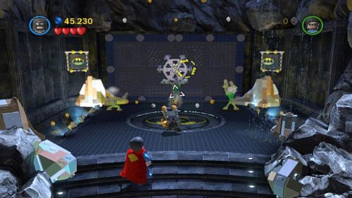 Zniszcz granatem srebrne koło na ścianie (obrazek) - Nieproszeni goście | Opis przejścia LEGO Batman 2 DC Super Heroes - LEGO Batman 2: DC Super Heroes - poradnik do gry