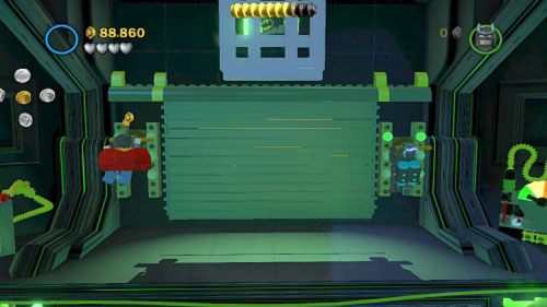 Kiedy będziesz naładowany prądem udaj się do prawego górnego narożnika i użyj prądu na gnieździe, co spowoduje zjechanie na dół platformy - Kierunek - Metropolis | Opis przejścia LEGO Batman 2 DC Super Heroes - LEGO Batman 2: DC Super Heroes - poradnik do gry