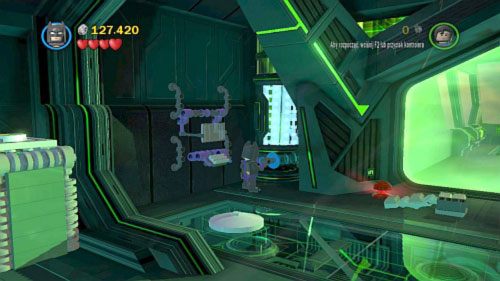 Przebierz go w Batmana, podejdź do niebieskiego słupa z lewej (obrazek) i użyj na nim pistoletu - Kierunek - Metropolis | Opis przejścia LEGO Batman 2 DC Super Heroes - LEGO Batman 2: DC Super Heroes - poradnik do gry