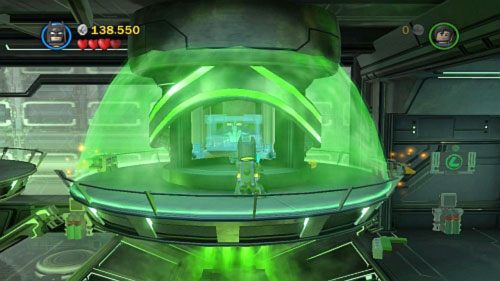 Aby unieszkodliwić drugi zbiornik wystarczy wlecieć na górną platformę i pociągnąć za rączkę - Nowe technologie | Opis przejścia LEGO Batman 2 DC Super Heroes - LEGO Batman 2: DC Super Heroes - poradnik do gry