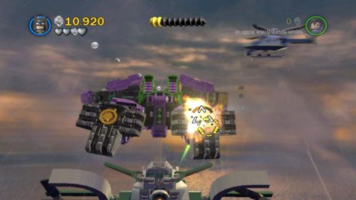 Na początku misji po prostu ostrzeliwuj wrogie pojazdy lotnicze oraz newralgiczne punkty maszyny Jokera (obrazek), które będą kolejno zaznaczane - Kierunek - Ziemia | Opis przejścia LEGO Batman 2 DC Super Heroes - LEGO Batman 2: DC Super Heroes - poradnik do gry