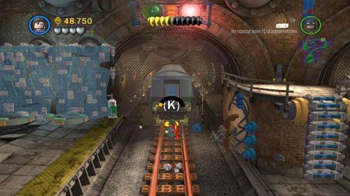 Zniszcz pistoletem niebieskie klocki blokujące drabinkę i przestaw dźwignię przy ścianie - Podziemna kryjówka | Opis przejścia LEGO Batman 2 DC Super Heroes - LEGO Batman 2: DC Super Heroes - poradnik do gry