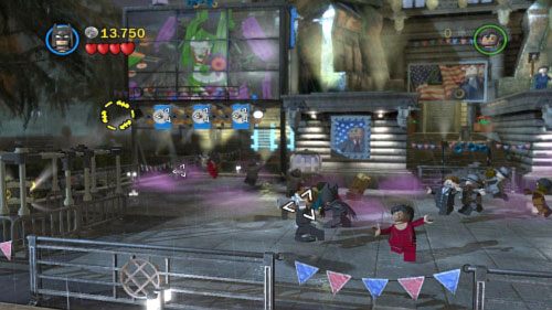 Zacznij od rzucenia Batarangiem w trzy srebrne klocki wiszące w szeregu z lewej (obrazek) - Nowy prezydent | Opis przejścia LEGO Batman 2 DC Super Heroes - LEGO Batman 2: DC Super Heroes - poradnik do gry