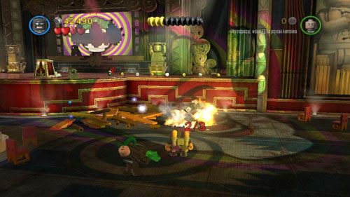 #02 - Zniszcz wszystkie stoły na sali - Na deskach teatru | Minizestawy LEGO Batman 2 DC Super Heroes - LEGO Batman 2: DC Super Heroes - poradnik do gry