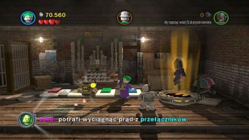 #05 - W przejściu między pomieszczeniem z instrumentami i zamkiem zniszcz laserem złotką kłódkę i ściągnij magnezem niebieski klocek z półki z prawej - Na deskach teatru | Minizestawy LEGO Batman 2 DC Super Heroes - LEGO Batman 2: DC Super Heroes - poradnik do gry