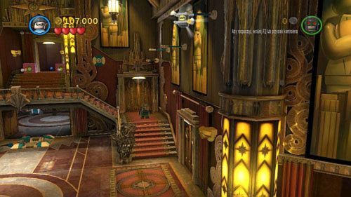 #09 - Po pokonaniu Dwóch Twarzy wbij drążek w punkt na prawo od wejścia na górę i przeskakuj na kolejne z prawej strony, aż dotrzesz do minizestawu - Na deskach teatru | Minizestawy LEGO Batman 2 DC Super Heroes - LEGO Batman 2: DC Super Heroes - poradnik do gry