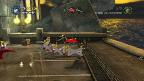 #04 - Na placu ze śmigłowcem w prawym górnym narożniku jest duży złoty przedmiot - Współudział | Minizestawy LEGO Batman 2 DC Super Heroes - LEGO Batman 2: DC Super Heroes - poradnik do gry