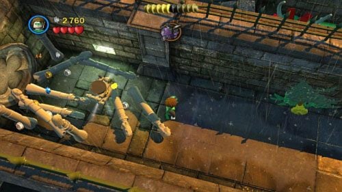 #01 - Po rozpoczęciu etapu zniszcz Leksem czarne klocki z lewej, wejdź do korytarza i laserem zniszcz złoty fragment ściany - Awantura w Arkham | Minizestawy LEGO Batman 2 DC Super Heroes - LEGO Batman 2: DC Super Heroes - poradnik do gry