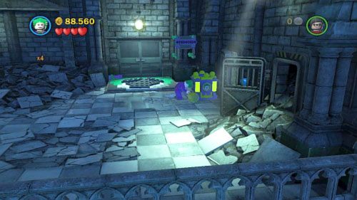 #04 - Z prawej strony lokacji z wylewającą się na środku pokoju wodą, podejdź do pudełka, otwórz je Jokerem, ułóż klocki i powieś się na dźwigni z prawej - Misja w Arkham | Minizestawy LEGO Batman 2 DC Super Heroes - LEGO Batman 2: DC Super Heroes - poradnik do gry