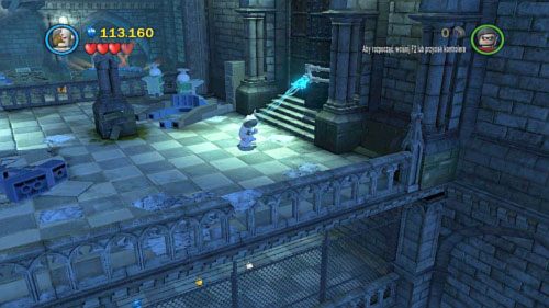 #05 - Po wejściu na górę po zmarzniętej ścianie skieruj się w prawo, przeciągnij magnezem niebieski uchwyt, ułóż Green Lanternem zielone klocki, zeskocz na dół i podnieś minizestaw - Misja w Arkham | Minizestawy LEGO Batman 2 DC Super Heroes - LEGO Batman 2: DC Super Heroes - poradnik do gry