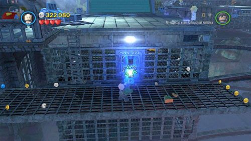 #09 - W lokacji, gdzie na dole ekranu jest pomieszczenie stworzone z metalowych prętów z czarnymi drzwiami - Misja w Arkham | Minizestawy LEGO Batman 2 DC Super Heroes - LEGO Batman 2: DC Super Heroes - poradnik do gry