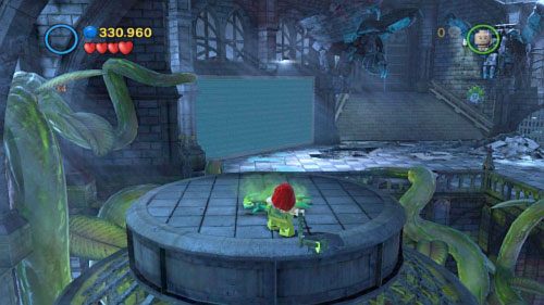 #10 - W tej samej lokacji skieruj się na platformę w lewym górnym rogu i przenieś się Trującym Bluszczem do pokoju niżej używając rośliny na ziemi - Misja w Arkham | Minizestawy LEGO Batman 2 DC Super Heroes - LEGO Batman 2: DC Super Heroes - poradnik do gry