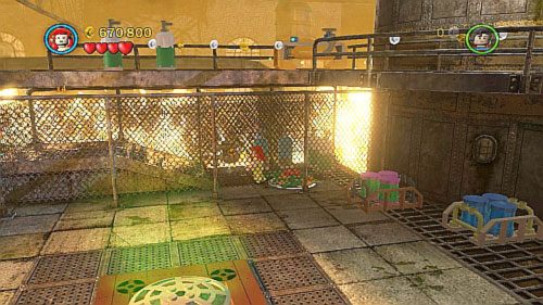 #09 - W palącym się pomieszczeniu (w tym, w którym musiałeś wyłączyć elektryczność) z siatką pod schodami na górze ekranu - Przepis na katastrofę | Minizestawy LEGO Batman 2 DC Super Heroes - LEGO Batman 2: DC Super Heroes - poradnik do gry