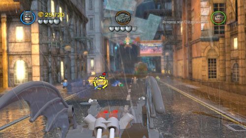 #03 - Również podczas pościgu, wypatruj i zniszcz trzy żółte taksówki stojące na chodnikach - Chemiczny ślad | Minizestawy LEGO Batman 2 DC Super Heroes - LEGO Batman 2: DC Super Heroes - poradnik do gry