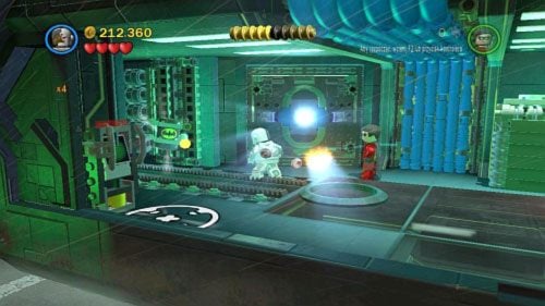 #05 - W tym samym pomieszczeniu, zniszcz laserem trzy złote barierki na drzwiach z lewej - Chemiczny ślad | Minizestawy LEGO Batman 2 DC Super Heroes - LEGO Batman 2: DC Super Heroes - poradnik do gry