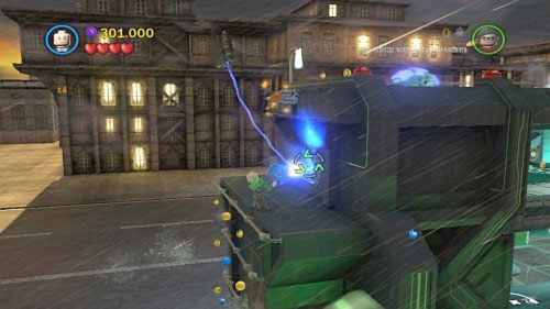 #07 - Po wejściu na dach pojazdu skieruj się w lewo, zeskocz na platformę na dole i zniszcz czarne drzwi z prawej bronią Leksa - Chemiczny ślad | Minizestawy LEGO Batman 2 DC Super Heroes - LEGO Batman 2: DC Super Heroes - poradnik do gry