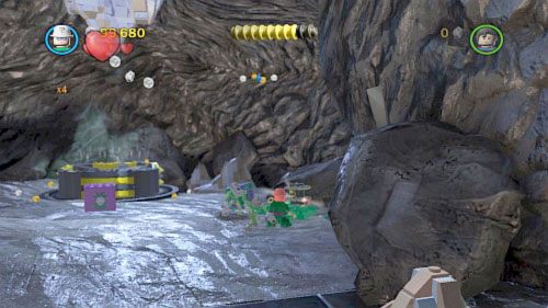 #10 - W lokacji ze srebrną skałą pod sufitem, zniszcz klocki pod ścianą z prawej i otwórz pudełko Człowiekiem Zagadką - Nieproszeni goście | Minizestawy LEGO Batman 2 DC Super Heroes - LEGO Batman 2: DC Super Heroes - poradnik do gry