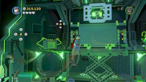 #03 - W tej samej lokacji zniszcz Leksem dwa czarne ekrany, wejdź za siatkę, zniszcz czarne klocki i stań dwoma bohaterami na przyciskach, które pojawią się na ziemi (minizestaw pojawi się na górze) - Kierunek - Metropolis | Minizestawy LEGO Batman 2 DC Super Heroes - LEGO Batman 2: DC Super Heroes - poradnik do gry