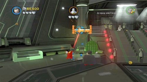 #03 - W tej samej lokacji na lewo od ruchomych schodów z lewej znajdziesz na ścianie złote klocki - Nowe technologie | Minizestawy LEGO Batman 2 DC Super Heroes - LEGO Batman 2: DC Super Heroes - poradnik do gry