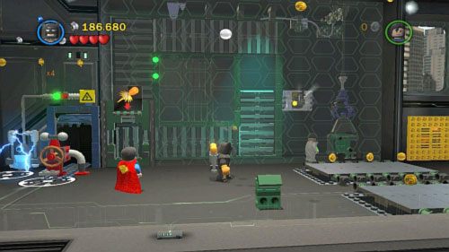 #04 - W pomieszczeniu z suwnicami na ścianie, przestaw zaworem taśmy tak, aby dolna wjechała w otwór w lewym dolnym rogu, a następnie strzel w wyznaczone na pocisk miejsce - Nowe technologie | Minizestawy LEGO Batman 2 DC Super Heroes - LEGO Batman 2: DC Super Heroes - poradnik do gry