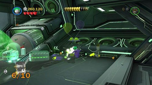 #06 - W pomieszczeniu z kamerą skieruj się do prawego dolnego narożnika i zniszcz niebieskie klocki - Nowe technologie | Minizestawy LEGO Batman 2 DC Super Heroes - LEGO Batman 2: DC Super Heroes - poradnik do gry