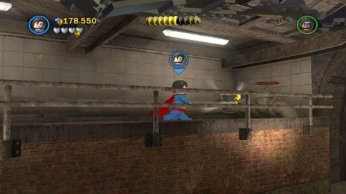 #06 - Kiedy wejdziesz do tunelu na lewo od zniszczonej kolejki metra, wleć na balkon na górze z lewej i podejdź do jego prawego końca - Podziemna kryjówka | Minizestawy LEGO Batman 2 DC Super Heroes - LEGO Batman 2: DC Super Heroes - poradnik do gry