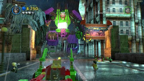 #02 - Zaraz na początku ucieczki ujrzysz na budynku z prawej reklamę filmu - Niestabilny rdzeń | Minizestawy LEGO Batman 2 DC Super Heroes - LEGO Batman 2: DC Super Heroes - poradnik do gry