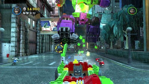 #04 - Na jednym z budynków z lewej ujrzysz reklamę z dużym zielonym L, zniszcz ją, a otrzymasz minizestaw - Niestabilny rdzeń | Minizestawy LEGO Batman 2 DC Super Heroes - LEGO Batman 2: DC Super Heroes - poradnik do gry